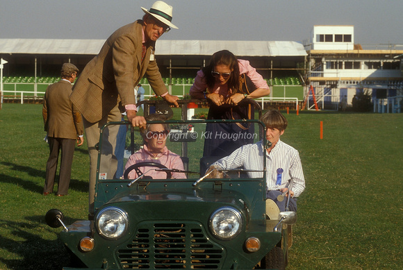 Lord and Lady Hugh Russell with friends and Mini Moke EV221-03-12
