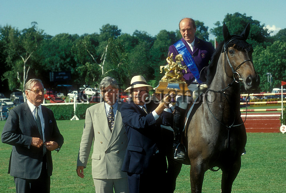 John Whitaker on Welham with the king George V Gold Trophy presented by David Coleman of the BBC accompanied by Douglas Bunn (far left) and Paul Schockemohle (centre) SJ161-03-04
