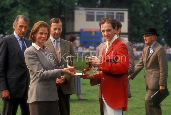 Ian Stark (GBR) receiving his trophy from Mrs Sam Whitbread after taking first and second place. With Sam Whitbread, Duke of Beaufort and Colonel Frank Weldon IanStarkEV199-11-05