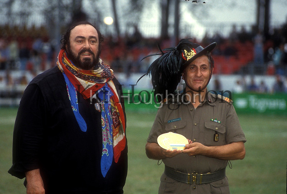 Luciano Pavarotti and a member of Bersaghliere Band Pavarotti 1992 SJ133-03-17.JPG