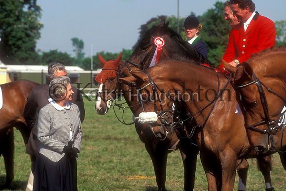 HM The Queen presenting prizes to showjumping class Windsor International Horse Show 1992 SJ128-04-11.JPG