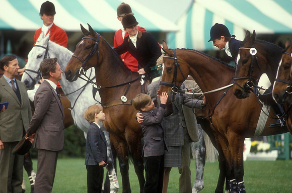 L to R: Sam Whitbread, Hugh Thomas, Princess Diana with William and Harry presenting trophies. Horse being patted is Kings Jester ridden by Lorna Clarke EV250-28-12