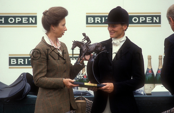 Mary Thomson (King) receives the British National Championship trophy from the Princess Royal, Princess Anne EV263-05-03