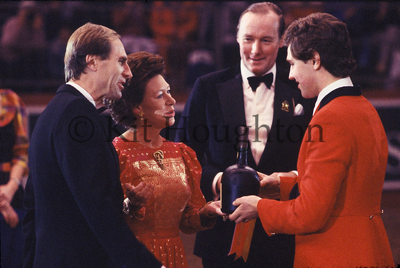 Princess Margaret awarding prize to Philip Heffer, Olympia Showjumping 1985 SJ76-20