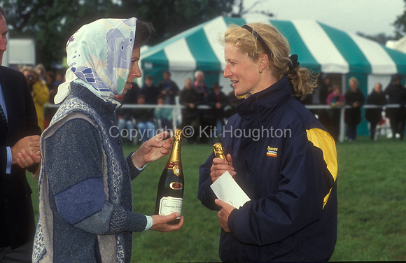 Princess Anne presents Jenny Hall with some champagne EV305-05-10