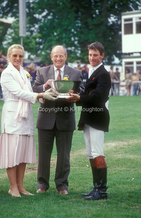 Chris Bartle GBR receives the trophy Princess Michael of Kent EV402-13-04