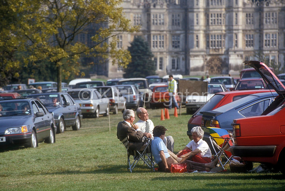Spectators picnicing EV203-08-03