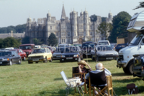 Burghley House with spectators picnicing in the foreground EV203-08-08