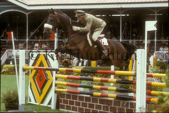 Raimondo D'inzeo riding Stranger;Dublin Horse Show 1979 SJ04-03-20