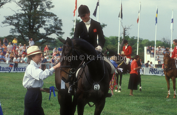 Mary King (GBR) riding King Kong is presented with a rosette by Princess Anne EV278-06-15