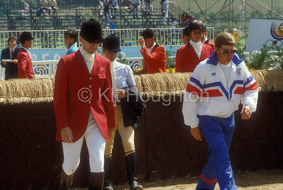 Nick Skelton walks the jumping course with Ian Stark and Ginny Leng EV204-29-08