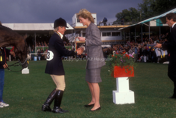 Princess Diana presents winners medal to Ginny Leng EV221-25-09