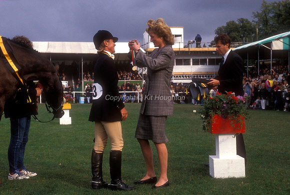 Princess Diana presents winners medal to Ginny Leng EV221-25-08